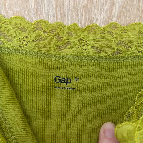 Gap Tank Lime Green Lace Trim Top NWT Size Medium - Image 4