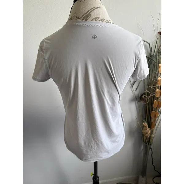 LULULEMON‎ Runbeam Short Sleeve Crew Lightweight Gray Pocket Shirt top Gym 6 - Image 3