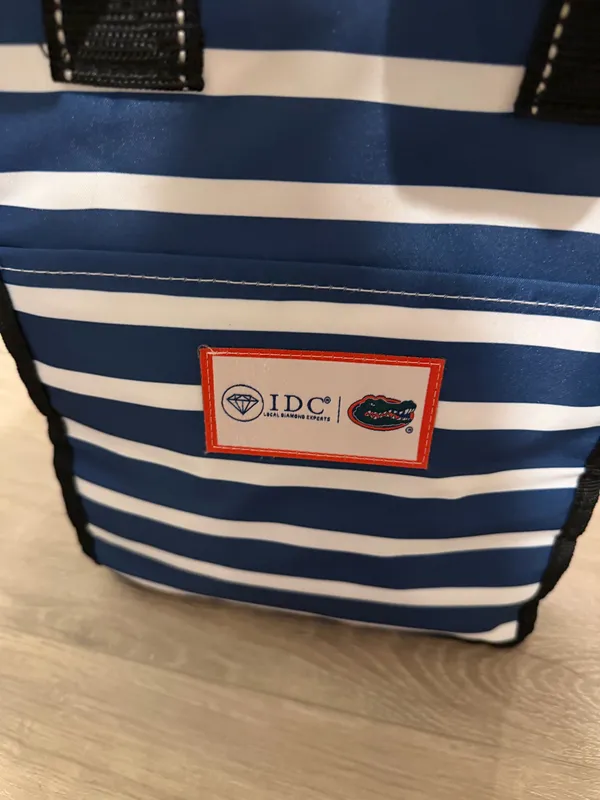 SCOUT Blue & White Striped Insulated Lunch Box Cooler Bag - Medium Size Description: Up for sale is an authentic SCOUT insulated cooler bag featuring a classic blue and white striped pattern, as pictured This bag is in amazing, like-new condition with absolutely no flaws. It includes a zippered front pocket shown and a spacious, pristine white insulated interior visible iPerfect for packing your daily lunch or keeping drinks cold on the go. Please note, as shown in ⁠there is a promotional patch on the back featuring the Florida Gators and "IDC Local Diamond Experts." Grab this functional, stylish cooler bag today! - Image 4