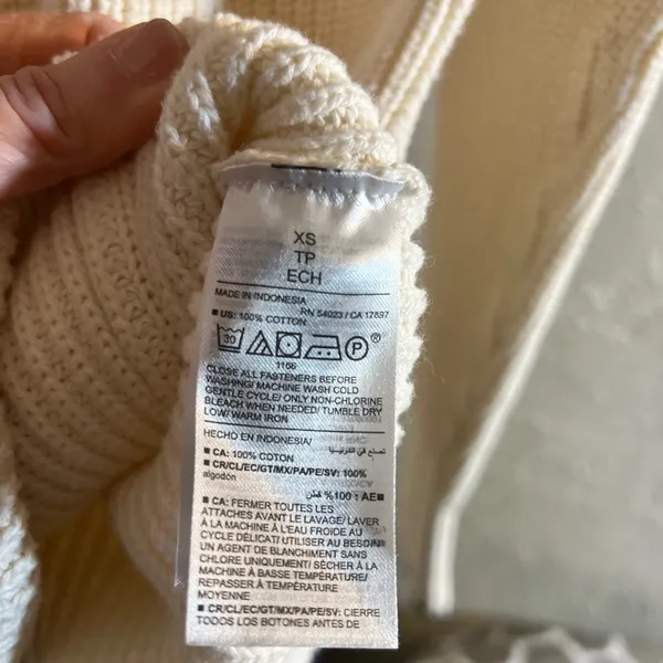 Old Navy Cream and Black Cardigan Sweater with V-Neck and Textured Knit - Image 12
