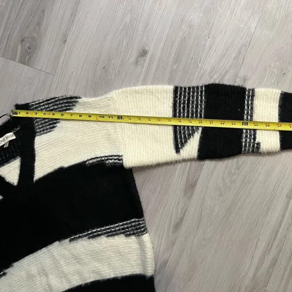 NWOT Knox‎ Rose Fuzzy Black and White Sweater - Image 8