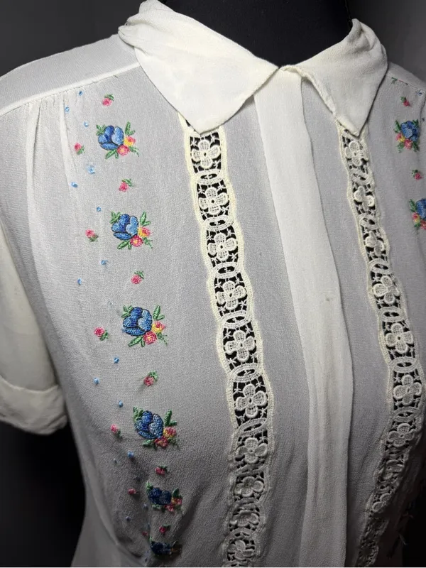 VTG Silk Embroidered Lace Striped Button Back Cottagecore White Top 42 Small - Image 4