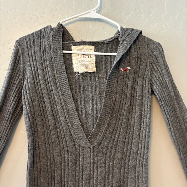 Hollister Y2K dark gray long sleeve hooded cable knit deep v-neck sweater small - Image 2