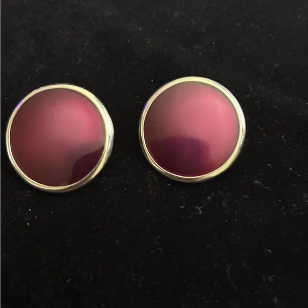Monet Signed Vintage Dark Purple to Magenta Polaris effect Clip-On Earrings - Image 3