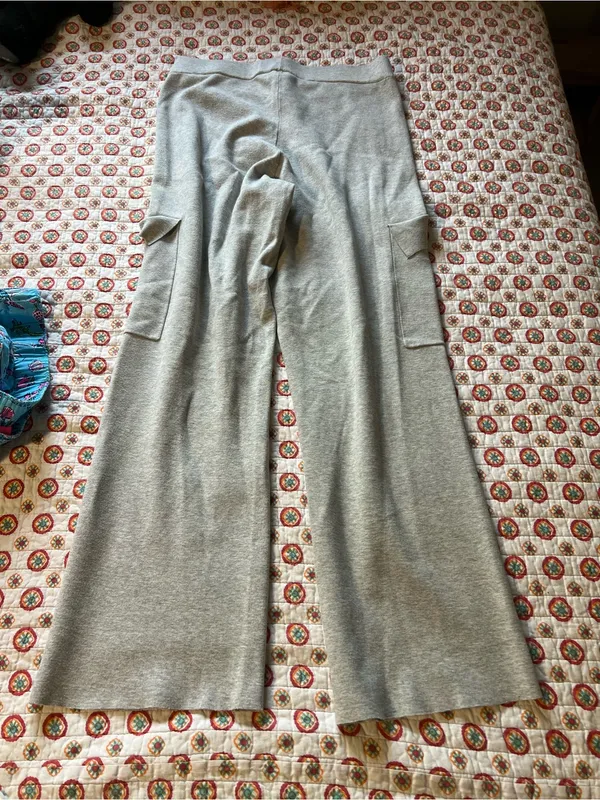 EUC Wilfred Free Gray Cargo Sweatpants size large - Image 4