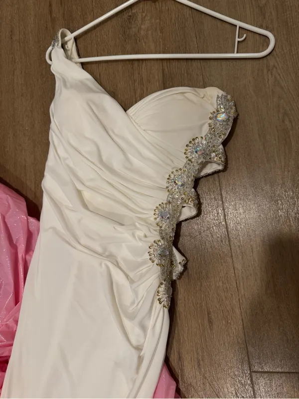 Elegant One-Shoulder White Prom Dress with Beaded Trim - Image 2