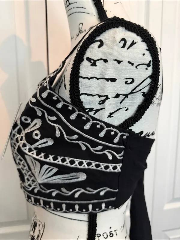 Cupshe Black Cropped Embroidered Tank with White Detail - Image 6
