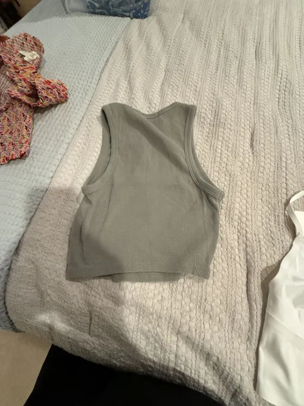 Zara Women's Olive Green Ribbed Sleeveless Cropped Tank Top - Image 3