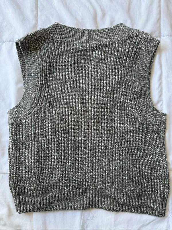 H&M Gray Knit V-Neck Sweater Vest - Image 4