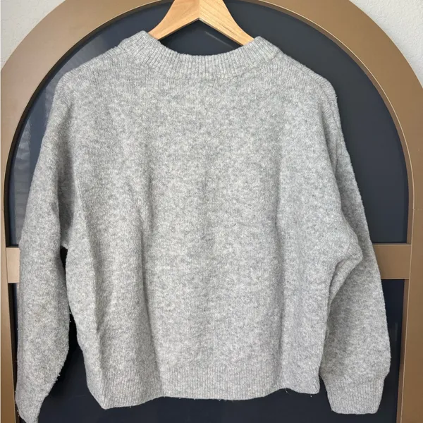 H&M Women’s Gray Sweater Size Medium - Image 8