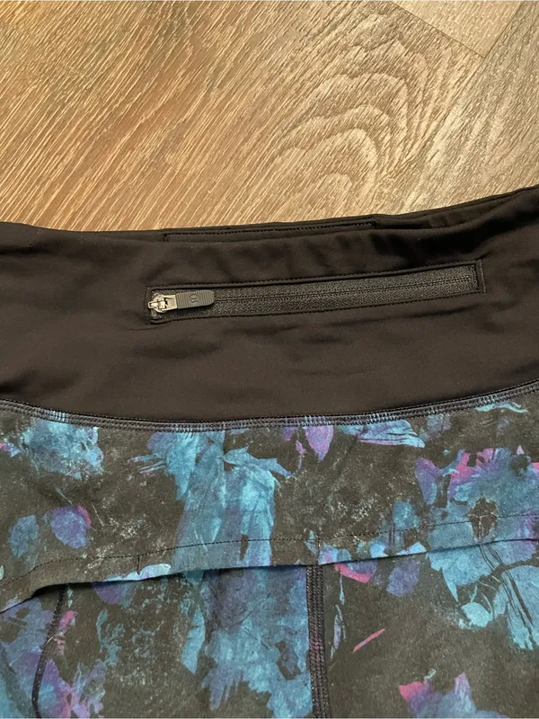 lululemon athletica Speed Up Short Black Waistband Floral-Print Athletic Size 2 - Image 5