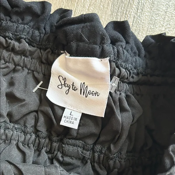 Elegant Black Ruffled Women's Skorts Size L - Image 2