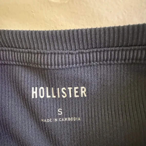Hollister gray v-neck t-shirt - Image 3