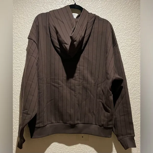 ALO Yoga NWT Pinstripe Hoodie Sweatshirt in Expresso Size M - Image 5