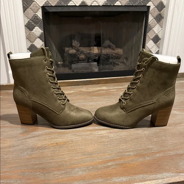 Journee‎ Collection Baylor Lace-Up Bootie Olive Faux Suede Block Heel Size 8 NIB - Image 2