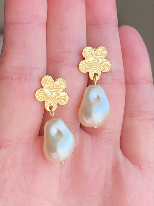 Handmade gold stainless flower acrylic baroque pearl dangle dangle earrings🌼 - Image 4