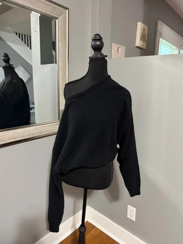 UGG Novalie Slouchy Crop Cozy Soft Cabin-core Sweater Black Size M/L. - Image 4