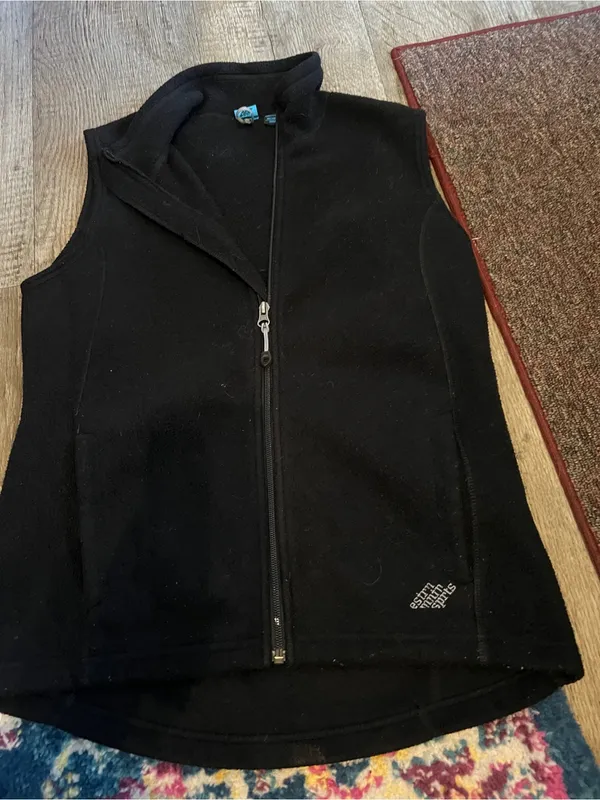 Eastern mountain sports black vest size small - Image 3