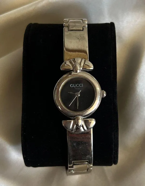 Gucci Vintage Womens Watch With black Face And Stainless Steel Band - Image 2