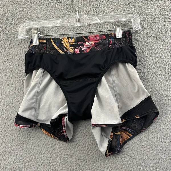 Lululemon Hotty Hot Low Rise Shorts 4" Veiled Floral Black Athletic‎ Running W 4 - Image 4