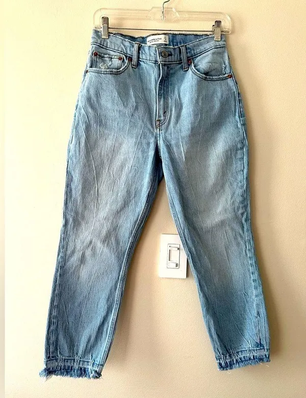 Abercrombie & Fitch 80s High Rise Mom Jeans Light Wash Waist 27” Ankle jeans - Image 2