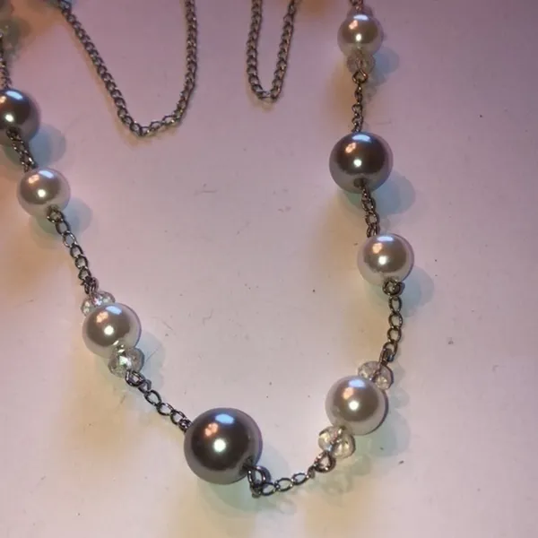 Vintage Silver Tone Chain With Gray & White Faux Pearl Necklace - Image 3
