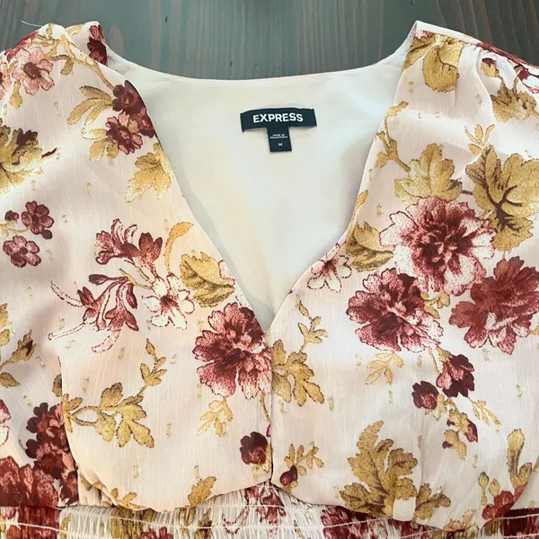 Woman's Express Pink Floral Long Sleeve Crop V-Neck Top Size Medium - Image 4