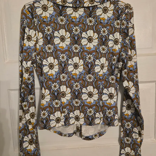 Mauve Vintage Floral Ruched Button-Front Shirt in Brown, Cream and Blue - Image 3