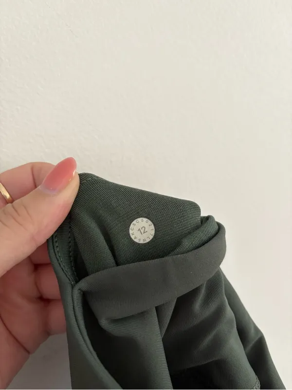 Lululemon Green Mesh Scallop 7/8 Leggings Size 12 - Image 5