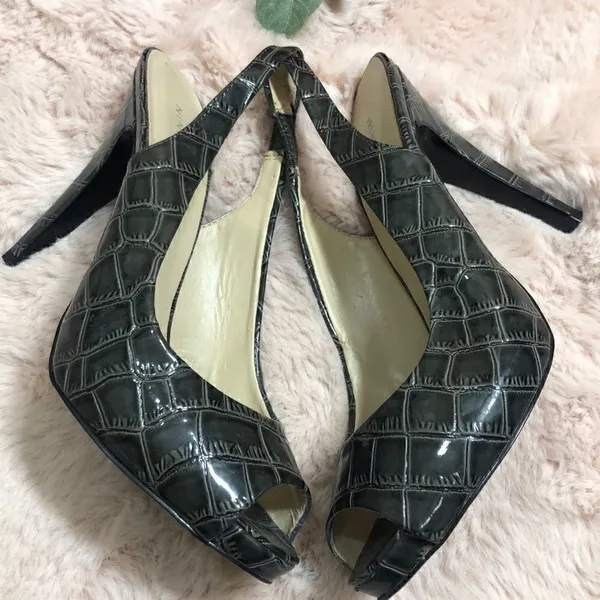Nine West gray faux alligator material heels - Image 4
