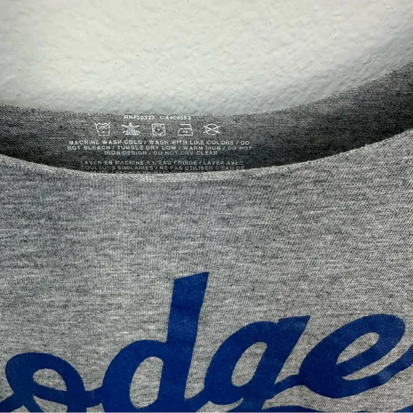 Gray Los Angeles Dodgers off-the-shoulder graphic tee - Image 3