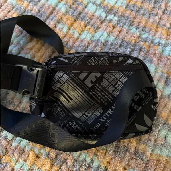 Lululemon Everywhere Belt Bag 1L Manifesto Print Black Silver - Image 6