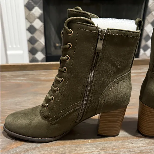 Journee‎ Collection Baylor Lace-Up Bootie Olive Faux Suede Block Heel Size 8 NIB - Image 5