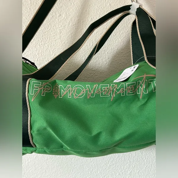 Free people good sport duffle bag green nwt - Image 6