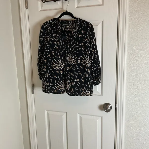 White House Black Market Black Floral V-Neck Blouse Size XS - Image 3