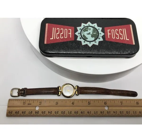 Vintage Retro 1990 Fossil Ladies Watch In Tin and Sleeve Hong Kong *Doesn't Work - Image 5