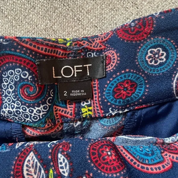 LOFT Women's Navy Paisley Print Belted Shorts‎ Size 2 - Image 2