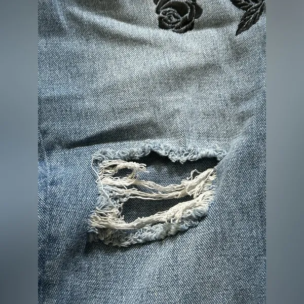 PacSun Black Rose Embroidered Distressed Women's Mom Denim Jeans SZ 29 Brand New - Image 6