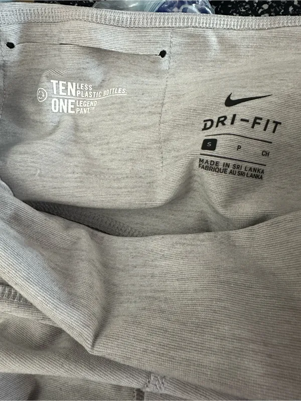 8. Nike dry fit small legging. 23 inseam - Image 4