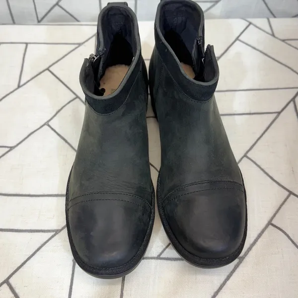 UGG Simmens Waterproof Leather Ankle Boots‎ 9 Black Side Zip Cap Toe 1103832 - Image 3