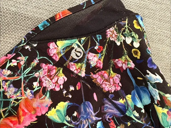 Lululemon athletic shorts hotty hot style in flowerscape pattern size 6 - Image 4