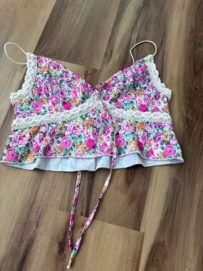 ditsy floral crop top with lace trim and tie front - Image 2