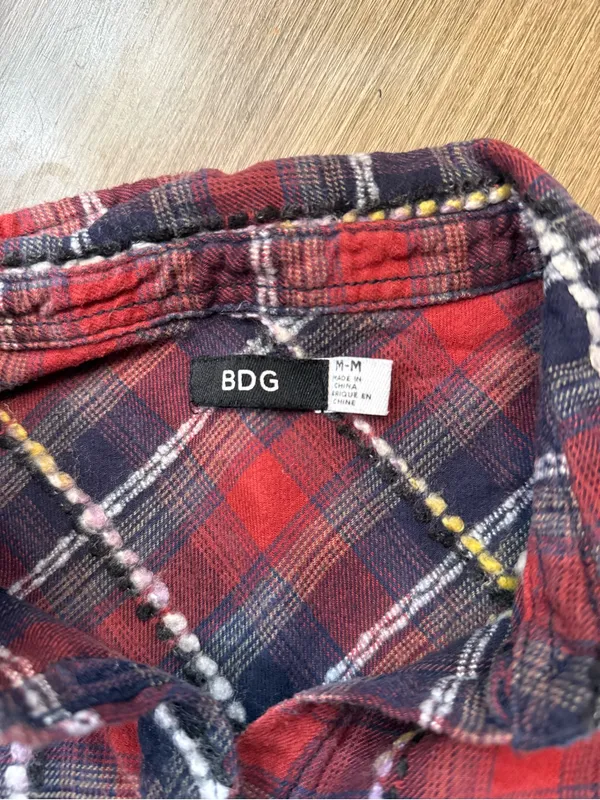 BDG Red and Navy Plaid multi With Yarn Thread Button-Up Shirt Sz M - Image 6