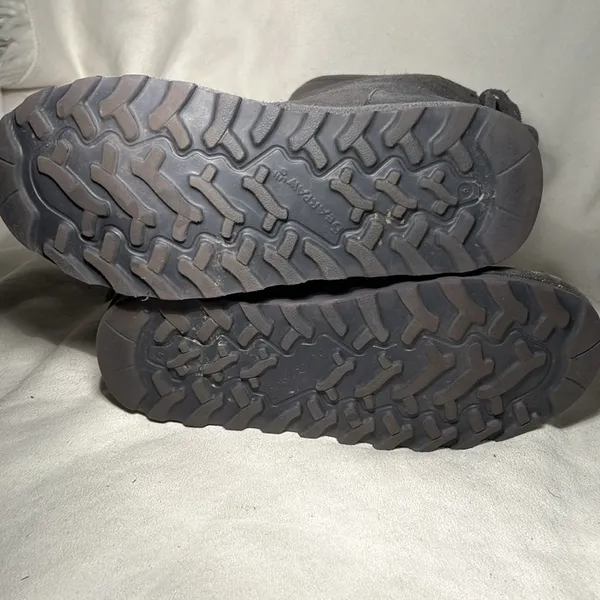 BEARPAW Phylly Sheepskin Lined Suede Womens Pull On boots. Gray size 6. - Image 8