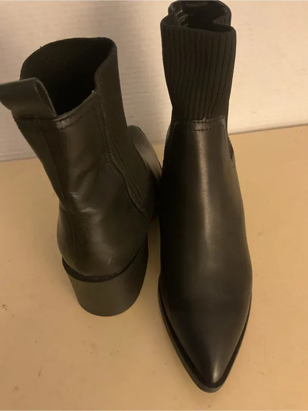 Steve Madden women black leather Chelsea short boots US 8.5 - Image 7
