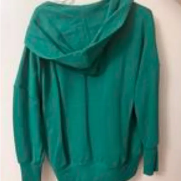 Off the shoulder oversized sweatshirt color green WORN ONCE size small - Image 2