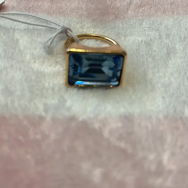 Beautiful Christian Siriano 14 karat gold plated, blue glass, stone ring - Image 5