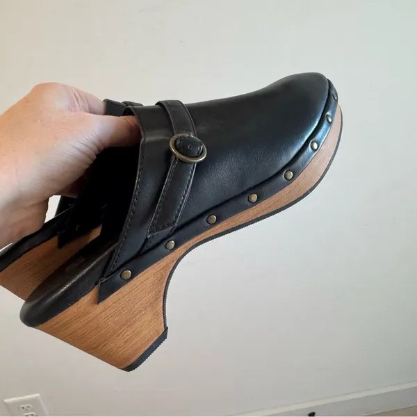NWT‎ Gap Black Faux Leather Clogs Size 6 - Image 5