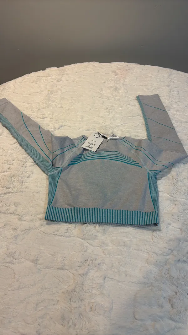 Gymshark Women's Teal and Gray Long Sleeve Crop Top Size Small . Stylish long sleeve crop top by Gymshark. Features a sleek teal and gray design. Perfect for workouts.. NWT - Image 6