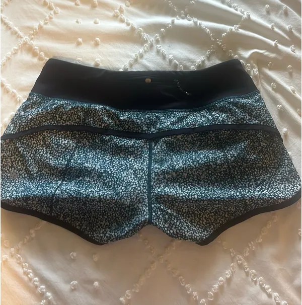 Lululemon Size 4 Speed Up Patterned Shorts  - Image 2